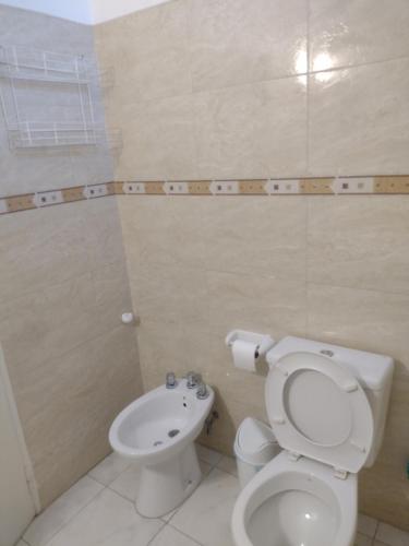 a bathroom with a toilet and a sink at La Candida in Tunuyán