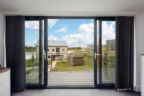 Gallery image of Lakeside property with access into Spa on a nature reserve All Decked Out BV28 in Warmwell