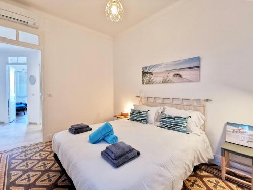 - une chambre avec un grand lit et des serviettes bleues dans l'établissement Le FOCH2 by Booking Guys, à Villefranche-sur-Mer