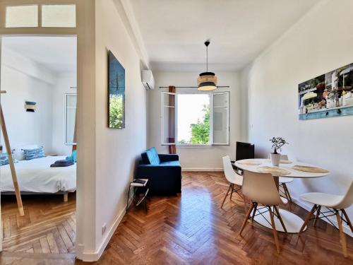 un salon avec une table et une chambre dans l'établissement LE FOCH by Booking Guys, à Villefranche-sur-Mer