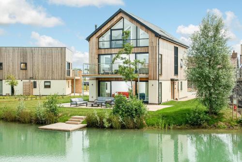 Lakeside property Spa access Drakes Nest OI16