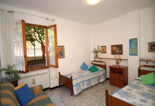 1 dormitorio con 2 camas y ventana en Apartment Vincenzina, en Monterosso al Mare