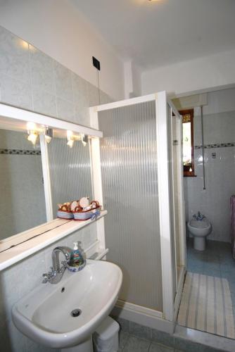 La salle de bains est pourvue d'un lavabo et de toilettes. dans l'établissement Apartment Vincenzina, à Monterosso al Mare
