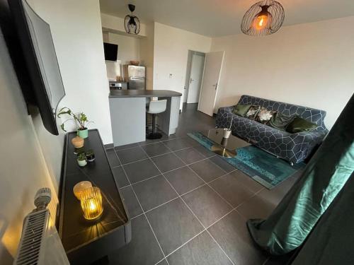 un salon avec un canapé et une table dans l'établissement Superbe appart avec vue panoramique sur La Défense, à Bois-Colombes