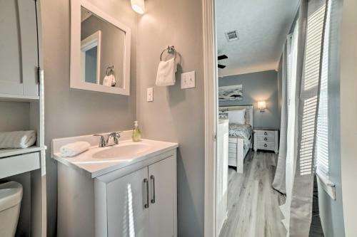 een badkamer met een wastafel en een toilet bij Clarksville Retreat Half Mile to Fort Campell! in Oak Grove
