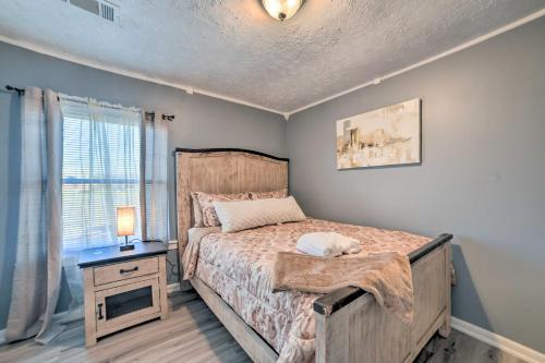 een slaapkamer met een bed, een tafel en een raam bij Clarksville Retreat Half Mile to Fort Campell! in Oak Grove