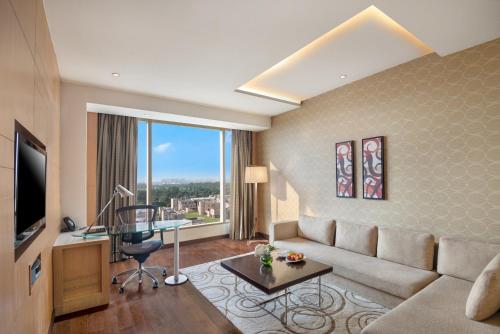 Crowne Plaza Greater Noida by IHGにあるテレビまたはエンターテインメントセンター