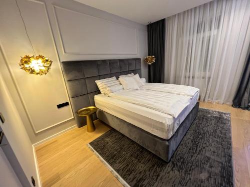 een slaapkamer met een bed en een kroonluchter bij SDesign Luxury Zagreb apartment in Zagreb