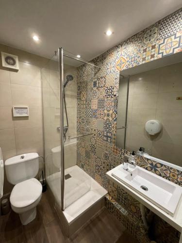 uma casa de banho com um WC, um chuveiro e um lavatório. em Buba House em Barcelona