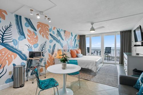 een slaapkamer met een bed en een tafel in een kamer bij Island Inn Beach Resort in St Pete Beach