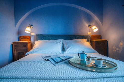 een bed met een dienblad met eten erop bij Casa D'aria in Catania