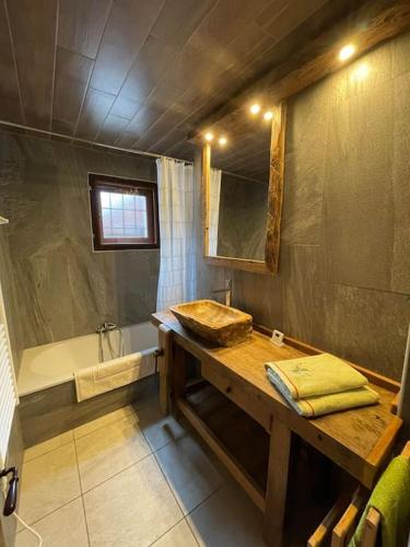 une salle de bain avec un lavabo et une baignoire dans l'établissement Appartement typique de montagne, à Chamonix-Mont-Blanc