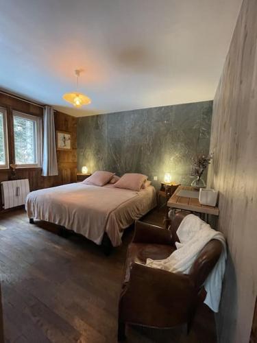 une chambre avec un lit et un canapé dans l'établissement Appartement typique de montagne, à Chamonix-Mont-Blanc