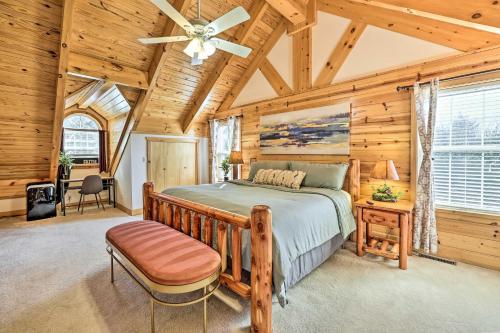 Holiday Island的住宿－Family-Friendly Cabin By Golf Course and Marina，一间卧室配有一张床和吊扇