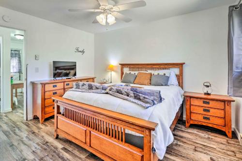 een slaapkamer met een bed, een dressoir en een televisie bij Tuolumne Hideaway with Game Room and Mtn Views! in Tuolumne