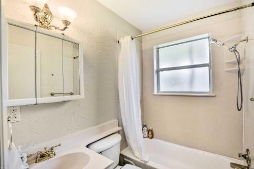 Koupelna v ubytování Ormond Beach Home with Yard, Steps to Ocean!