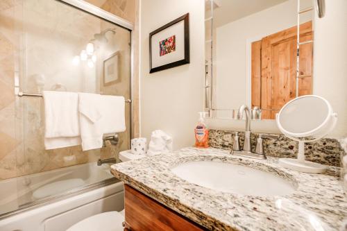 Ένα μπάνιο στο Mountainside Pineview Condo Cozy Frisco Retreat