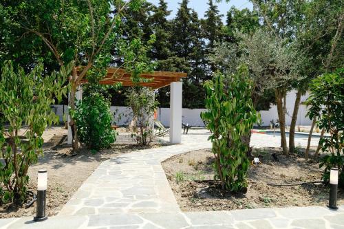 Κήπος έξω από το Elia Suites