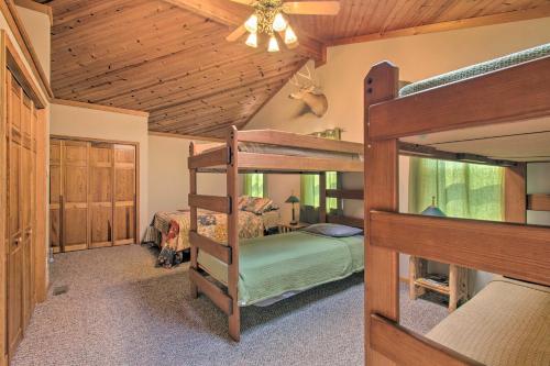 um quarto com 2 beliches e um tecto em Idyllic Mt Sterling Retreat with Private Lake! 