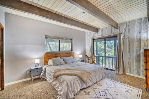 Krevet ili kreveti u jedinici u okviru objekta Twin Peaks Cabin Less Than 4 Mi to Lake Arrowhead!