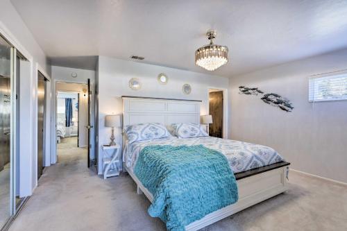 um quarto com uma cama grande e um lustre em Retro House with Deck and Arroyo Grande View em Arroyo Grande