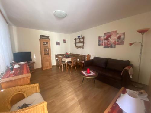 ein Wohnzimmer mit einem Sofa und einem Tisch in der Unterkunft Fewo Radebeul Altkötzschenbroda in Radebeul