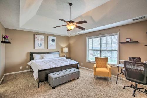 - une chambre avec un lit et un ventilateur de plafond dans l'établissement Clarksville Getaway Near Golfing and Breweries!, à Oak Grove