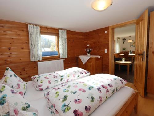 2 camas en una habitación con paredes de madera en Kometer App Almrose, en Fendels