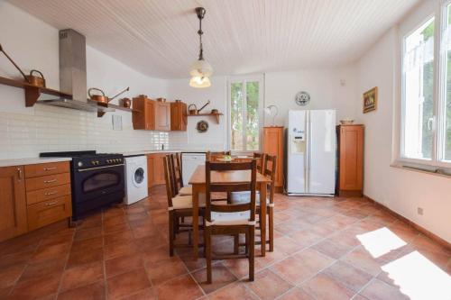 Η κουζίνα ή μικρή κουζίνα στο La Bastide de Villecroze
