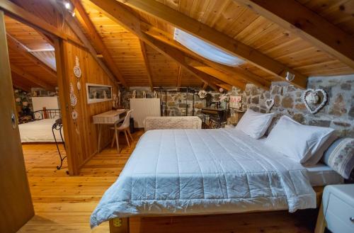 - une chambre avec un lit dans une pièce dotée de plafonds en bois dans l'établissement Villa Galateia, à Dhafnés