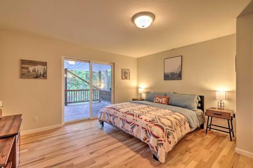 1 dormitorio con cama y ventana grande en Cold Springs Mountain Retreat with 2-Level Deck, en Cold Springs