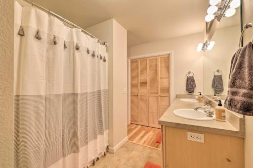 y baño con ducha y lavamanos. en Cold Springs Mountain Retreat with 2-Level Deck, en Cold Springs
