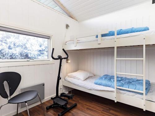 מיטה או מיטות קומותיים בחדר ב-Holiday home Saltum XXIX