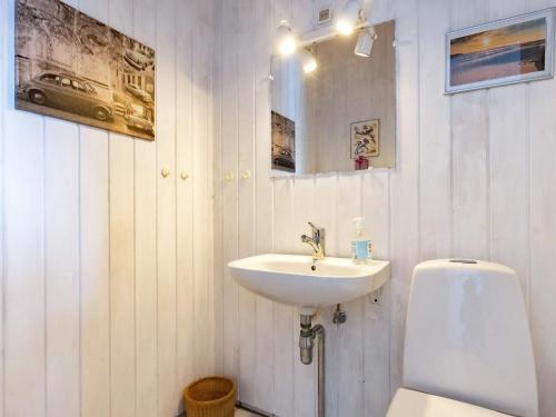 bagno con lavandino bianco e servizi igienici di Holiday home Saltum XXIX a Saltum