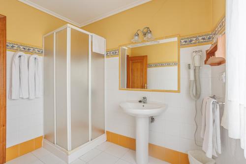 een badkamer met een wastafel en een douche bij Pensión Casa Pachín in Taragoña