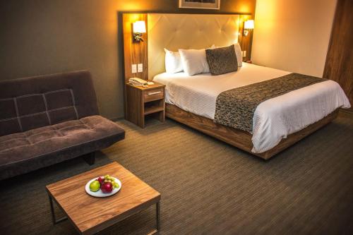 Llit o llits en una habitació de Casa Inn Business Irapuato