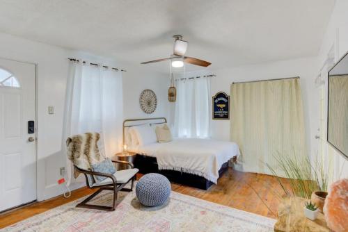 - une chambre avec un lit et une chaise dans l'établissement Studio Oasis Private Patio, à Memphis