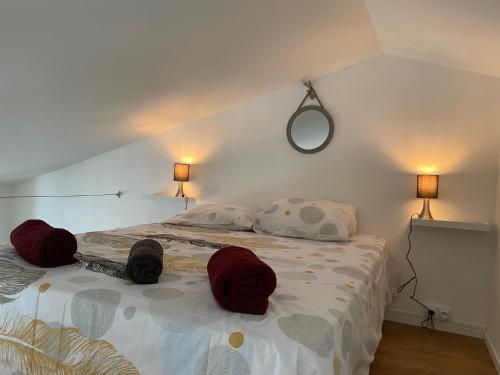 a bedroom with a bed with red hats on it at Appartement OTP2 de standing proche plage et lagon in La Saline les Bains