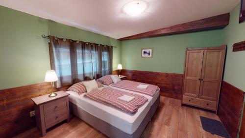 1 dormitorio con 1 cama y vestidor en Ride Pub Drienica, en Drienica