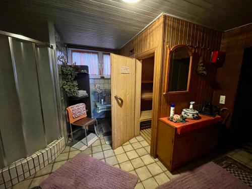 ein kleines Zimmer mit einer Tür, einem Tisch und einem Stuhl in der Unterkunft Ferienwohnung Engelmann in Winterberg