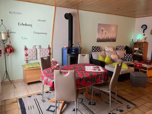 ein Esszimmer mit einem Tisch und einem Herd in der Unterkunft Ferienwohnung Engelmann in Winterberg