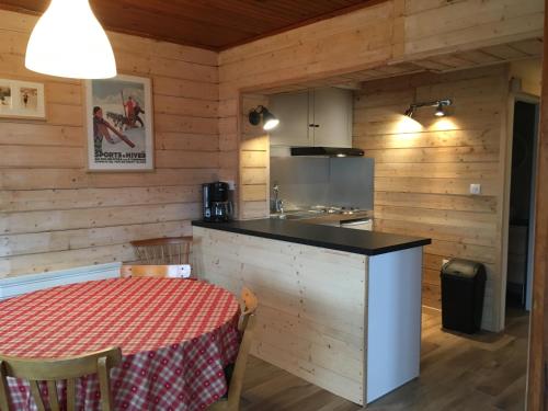 - une cuisine avec un comptoir et une table dans une pièce dans l'établissement Appartement au pied des pistes, à Saint-Lary-Soulan