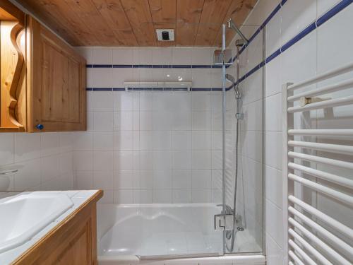 une salle de bain avec douche et baignoire dans l'établissement Appartement 2 chambres avec piscine et spa, au pied des pistes à Méribel Village - FR-1-566-37, à Les Allues