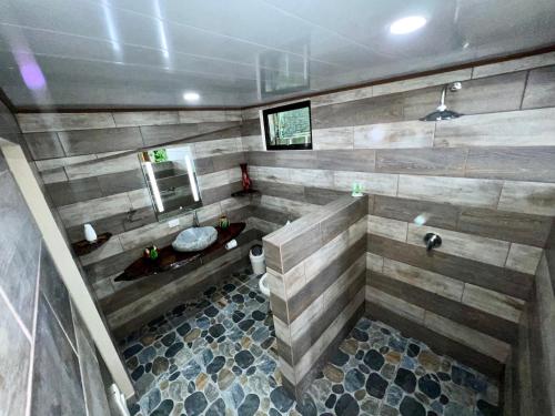 een eigen badkamer met een bad bij Casa Federico in Quepos