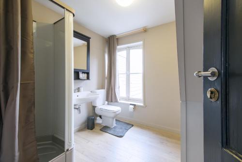 een badkamer met een toilet en een wastafel bij Well Thirteen by Romy&Travis in Brugge