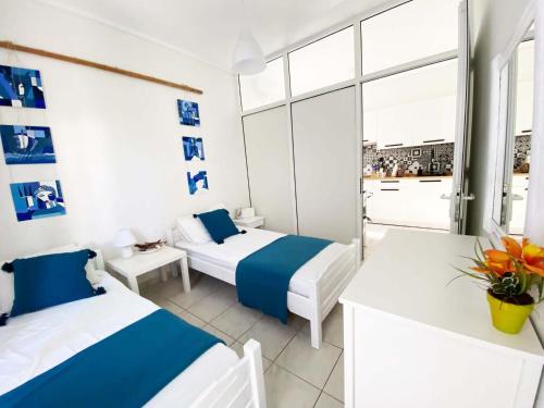 Posteľ alebo postele v izbe v ubytovaní Cozy Apartment in Skala Fourkas,2 BR, 100m/Beach