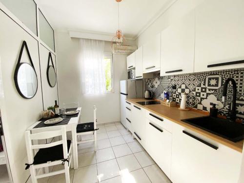 Kuchyňa alebo kuchynka v ubytovaní Cozy Apartment in Skala Fourkas,2 BR, 100m/Beach