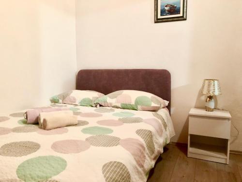 Ένα ή περισσότερα κρεβάτια σε δωμάτιο στο Nar Apartment