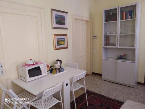 a kitchen with a white table with a microwave at Exclusive Ca Quadri Apartments in Venice