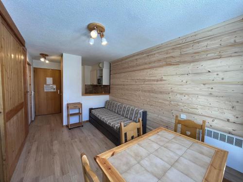 uma sala de estar com um sofá e uma mesa em Appartement Lanslevillard, 2 pièces, 4 personnes - FR-1-508-23 em Lanslevillard